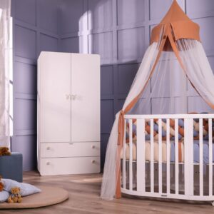 Cameretta per neonato azzurra con tessile nidino trio caramel-sky ed armadio con pomelli tortora