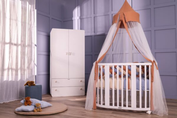 Cameretta per neonato azzurra con tessile nidino trio caramel-sky ed armadio con pomelli tortora