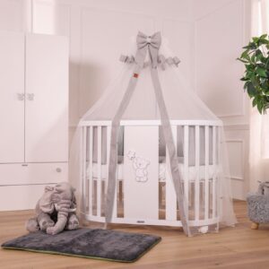 Cameretta per neonato Boba grigia, lettino per neonato con velo giroletto ed armadio bianco con pomelli grigi.