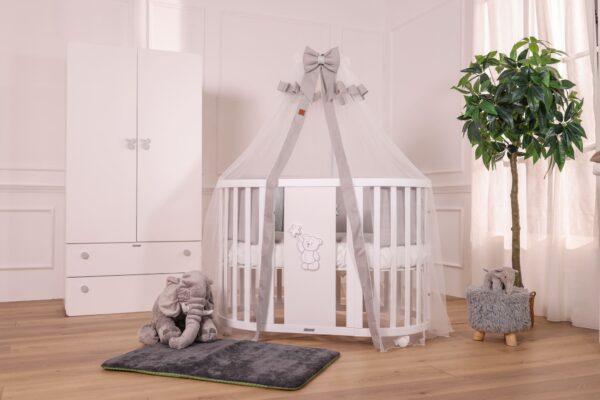 Cameretta per neonato Boba grigia, lettino per neonato con velo giroletto ed armadio bianco con pomelli grigi.