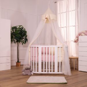 Cameretta per neonato bianca con lettino, armadio e settimino. Baldacchino in Tulle e nidino avorio e tessile rosa.
