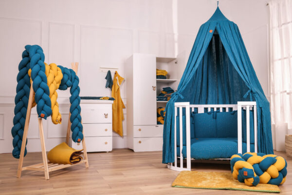 Cameretta per neonato completa con lettino Montessori bianco ed accessori tessili in mussola ottanio e senape e Shiny ottanio
